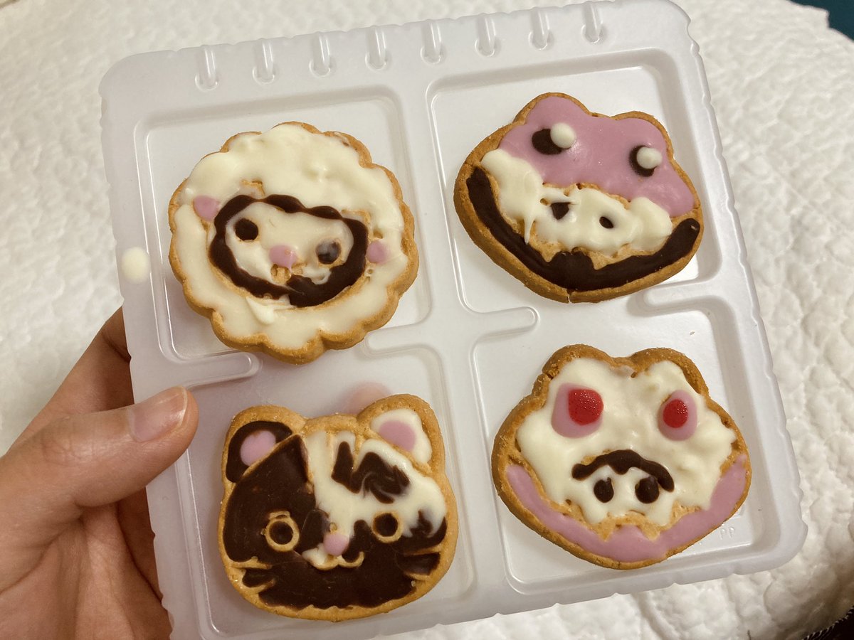 지옥에서 올라온 동물쿠키
난 어른이다..
빈츠의 모양따위 보지않고 우적우적 씹어먹는 그런 어른..
그렇지만 가끔은.. 무서울때가 있다,,