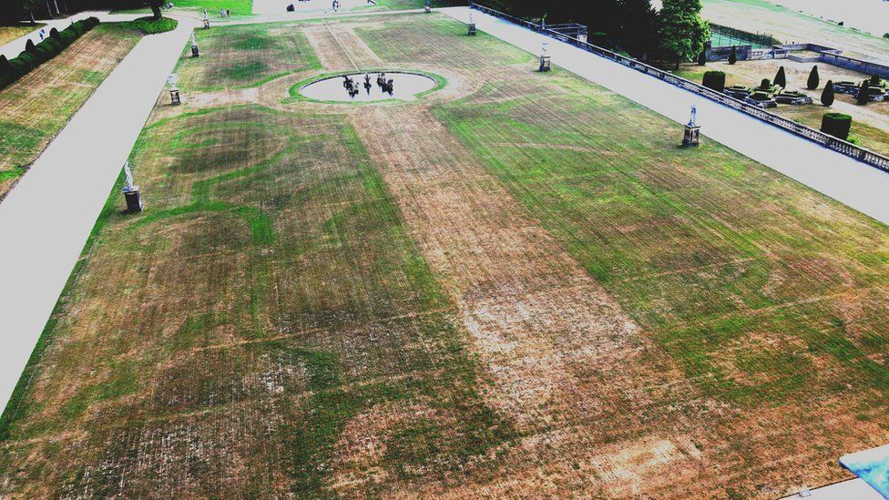 KurtKohlstedt's tweet photo. This latest European heatwave is once again revealing the footprints of forgotten architecture via "cropmarks." The stark contrast between healthy and parched vegetation traces the foundations of historical buildings, gardens, even ancient henge structures https://t.co/X0m5bjVPGv https://t.co/r5KL2tgBYQ