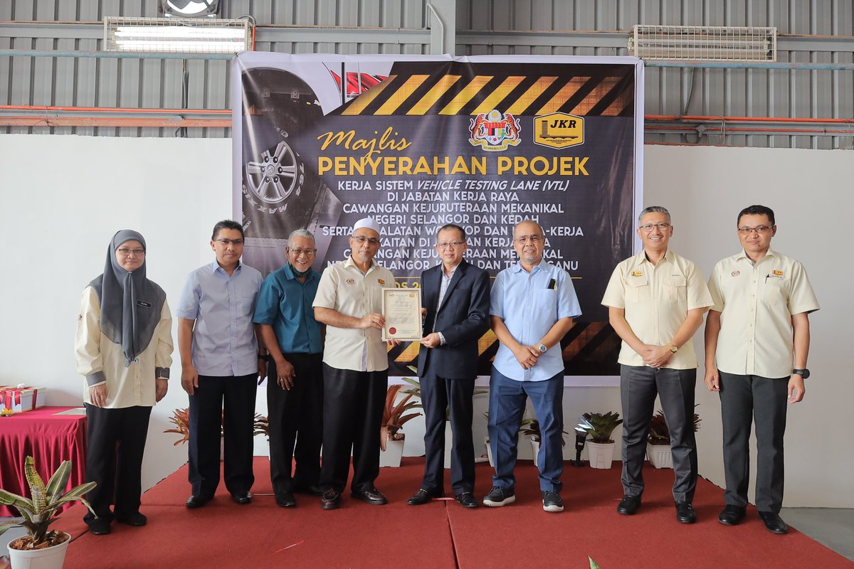 JKRWoksyop's tweet photo. Penyampaian sijil penghargaan kpd Pegawai Penguasa, Wakil Pegawai Penguasa &amp; kontraktor.

Tahniah...

Kejayaan kerja berpasukan 👍.

@JKRMalaysia 
@JKR_CKM https://t.co/AFoIhnkhMK