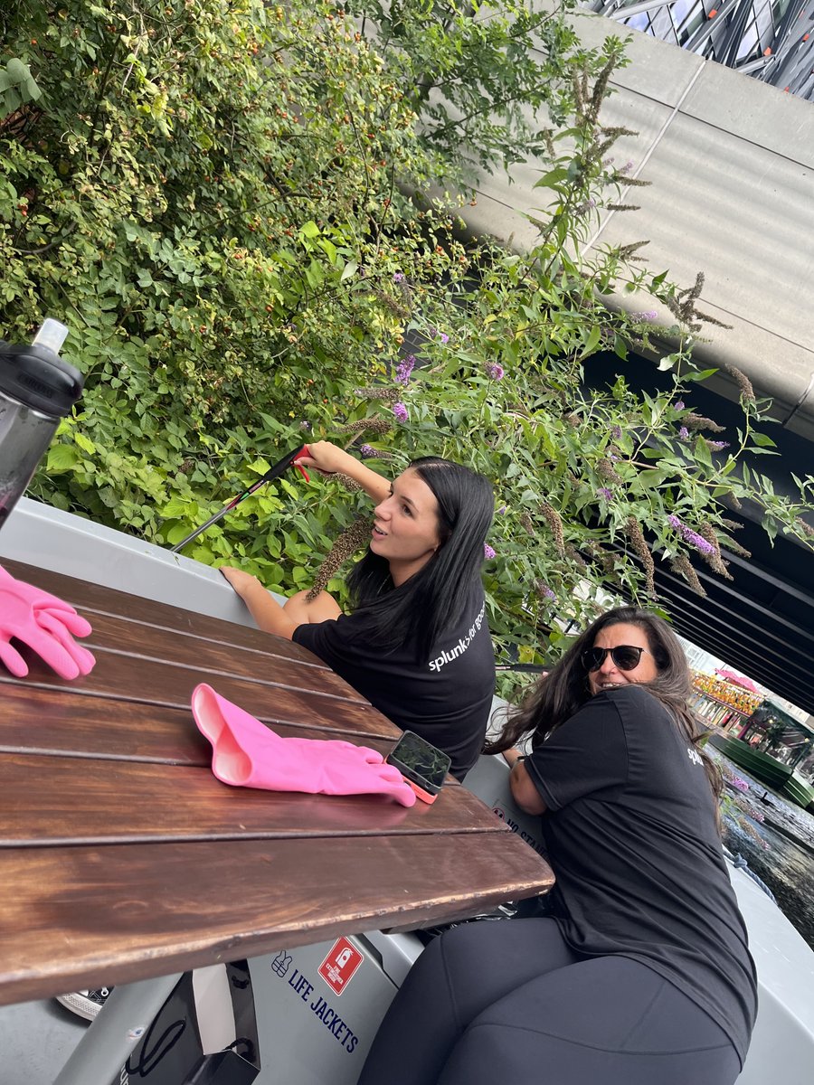 SplunkUK's tweet image. Our London Marketing team put on their (pink) gloves to donate their time for Splunk Global Volunteering Day last week. They picked up rubbish and gave the Paddington Basin a proper, well-needed clean-up. Thank you to all the Splunkers who participated!
#SplunkForGood