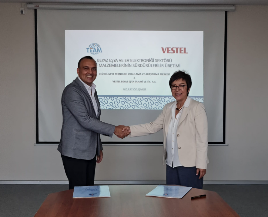 deu_team's tweet photo. Merkezimizin sanayi ile işbirliğine destek olan @dokuzeylultto’ya ve @deparktgb Genel Müdürümüze teşekkür ediyor, Üniversitemiz araştırma altyapısını gurur verici seviyeye taşıyan Rektörümüz @hotar_nukhet’e şükranlarımızı sunuyoruz. https://t.co/hIsrLW6xsd