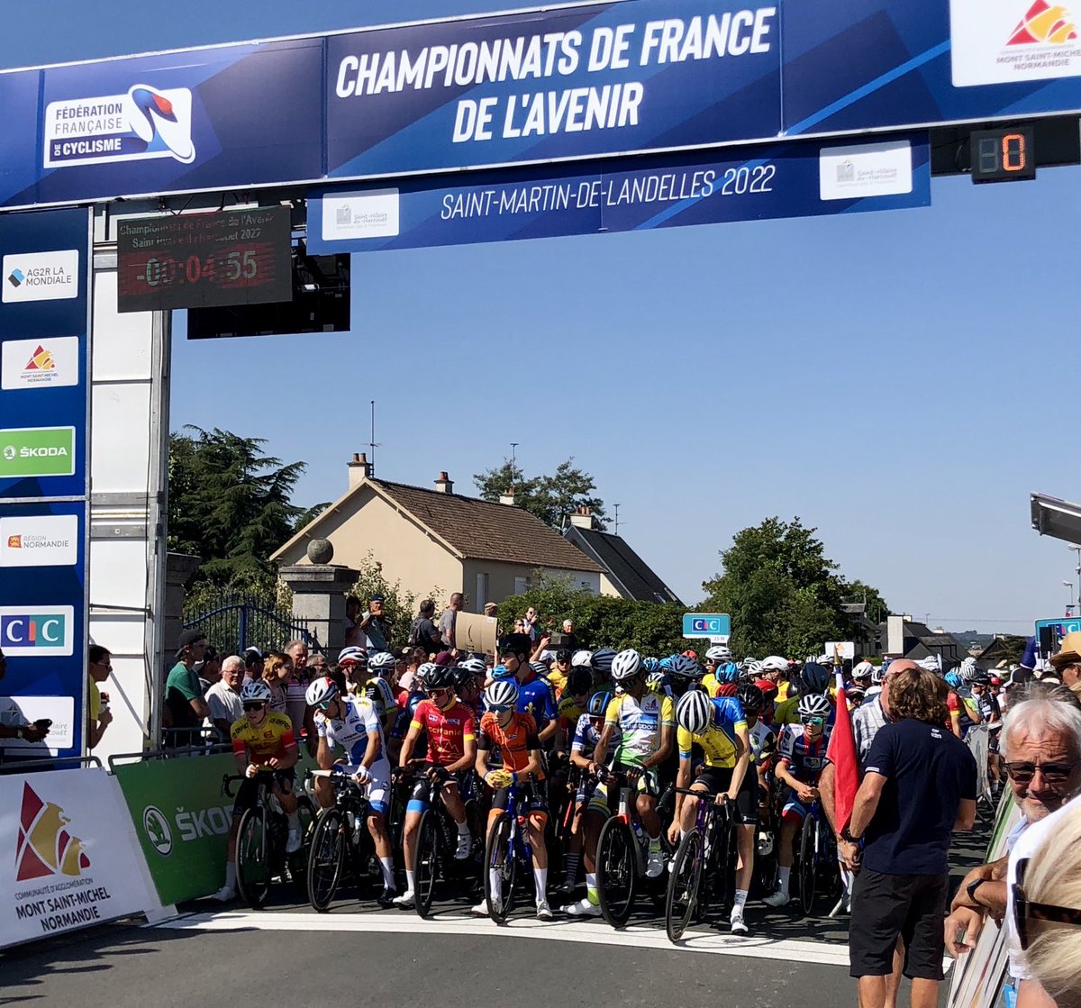 philippraimbaud's tweet photo. Le départ du championnat de France des juniors à Saint-Martin de Landelles, chez ⁦@Danielmangeas⁩ !
⁦@FFCyclisme⁩ https://t.co/GRhH9wD76u
