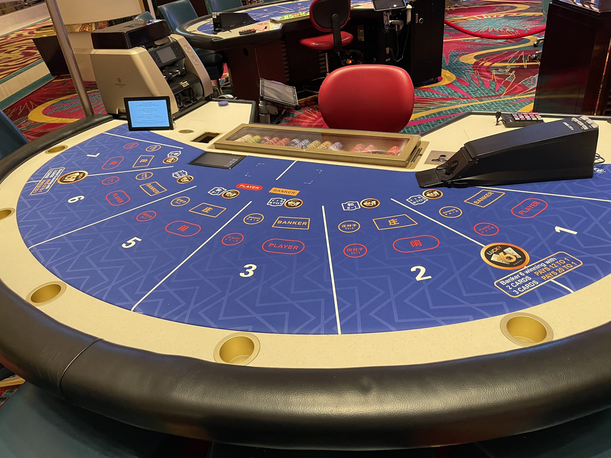 パラダイスシティ パラダイスシティカジノのテーブルレイアウト 色 が変わりました 夏っぽい仕様になってます T Co Grakmryfx9 Twitter