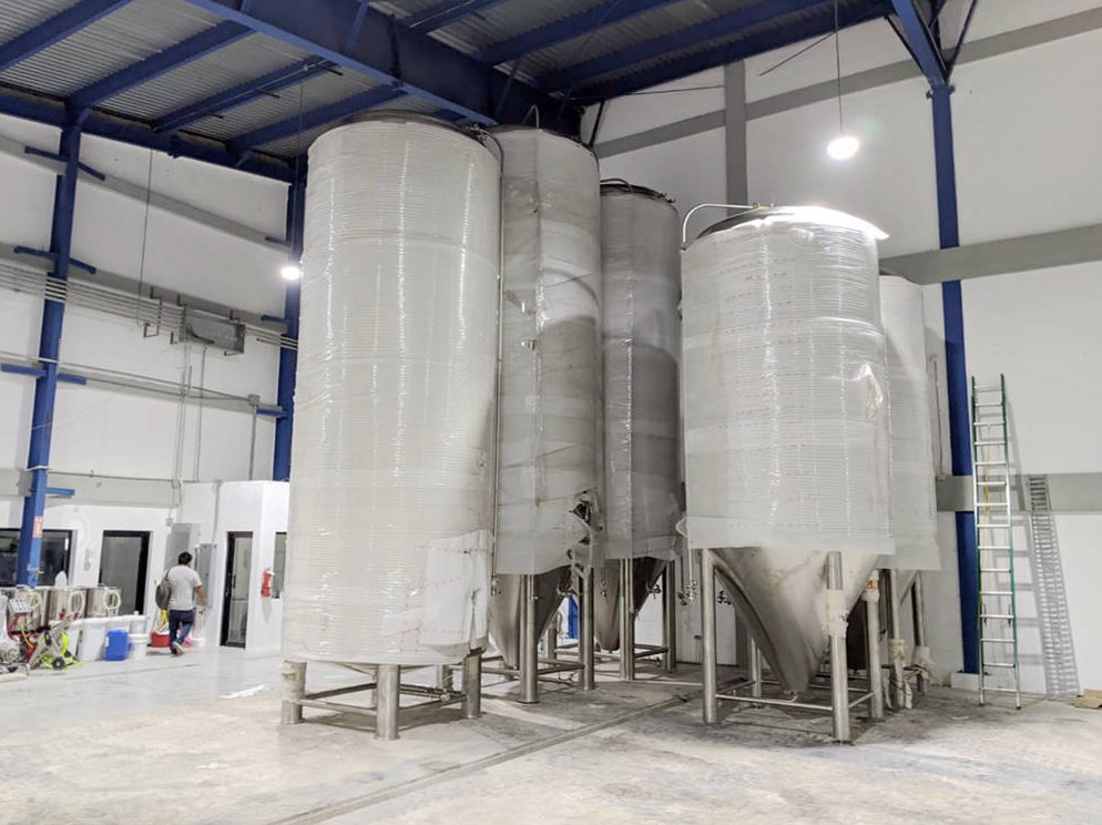 5000L brewery system from Tiantai Company, 3-vessel Brewhouse with 10,000L, 15,000L fermentation tanks and 15,000L bright beer tank. 
#Tiantai  #breweryequipment  #beerbrewingequipment  #5000L  #threevessel   #brewingsystem  #brewhouse  #fermentationtanks
#brightbeertank