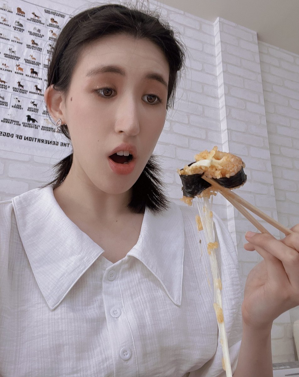 Cindy5194's tweet photo. モッツァレラチーズのキンパ食べました😋チーズの伸びが最高🤤 ソーダも美味しかった✨
デザートも美味しそうだったから次回は食べる𓌉◯𓇋
ご飯食べるために髪を結んだからダサいのは勘弁してね〜😅
#cafe17:31 #大和 https://t.co/IUia3cMH0V