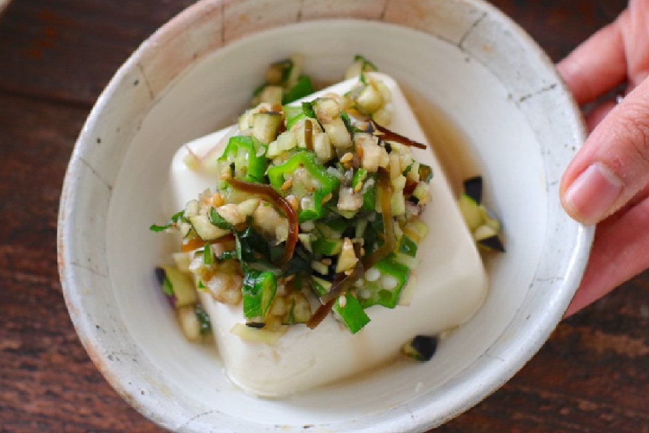 ぐっち夫婦 料理家 夏野菜たっぷりの冷奴 塩昆布を使って簡単に作れるよ 塩昆布の旨味 オクラのねばねばが暑いときにもつるんと美味しい 塩昆布で簡単 山形だしやっこ ボウルにみじん切りにした茄子 きゅうり みょうが オクラ 大葉入れ 塩 ぐっち夫婦 料理家 夏野菜たっぷりの冷奴 塩昆布を使って簡単に作れるよ 塩昆布の旨味 オクラのねばねばが暑いときにもつるんと美味しい 塩昆布で簡単 山形だしやっこ ボウルにみじん切りにした茄子 きゅうり みょうが オクラ 大葉入れ 塩