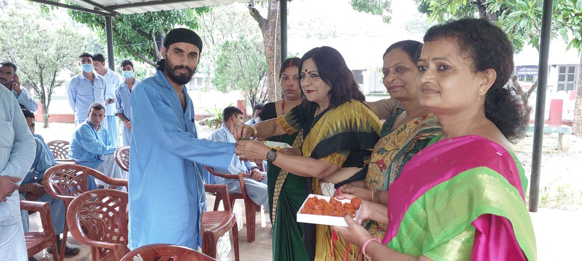 SeemaPatra7's tweet photo. #Police Sneh Yatra
On the occasion of 75 Years of Independence we celebrated #Amrit Mahotsav. We paid our gratitude by visiting Army hospital &amp; tied Raksha sutra to the Jawans who were admitted there.@BJPMahilaMorcha @VanathiBJP @JPNadda @blsanthosh @SujataPadhyBJP https://t.co/HPUoOfjBRX