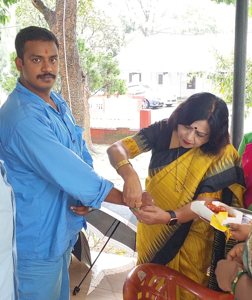 SeemaPatra7's tweet photo. #Police Sneh Yatra
On the occasion of 75 Years of Independence we celebrated #Amrit Mahotsav. We paid our gratitude by visiting Army hospital &amp; tied Raksha sutra to the Jawans who were admitted there.@BJPMahilaMorcha @VanathiBJP @JPNadda @blsanthosh @SujataPadhyBJP https://t.co/HPUoOfjBRX