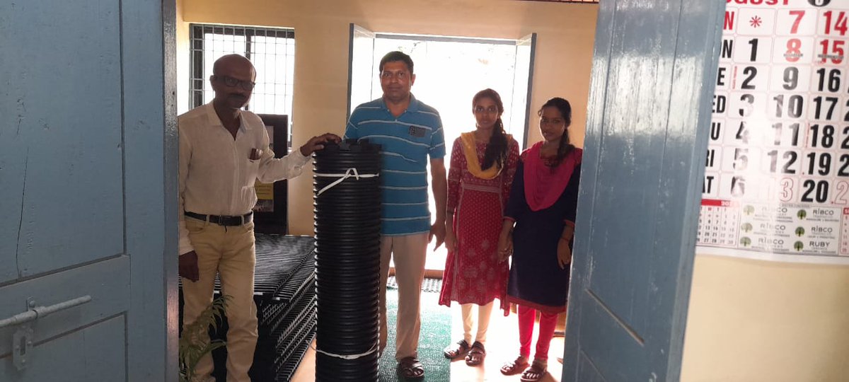 AHVS_Karnataka's tweet image. ದಿನಾಂಕ: 12/08/2022 ರಂದು, ಉತ್ತರ ಕನ್ನಡ ಜಿಲ್ಲೆಯ ಭಟ್ಕಳ ಗ್ರಾಮದ ಪಶು ಆಸ್ಪತ್ರೆಯಲ್ಲಿ ಫಲಾನುಭವಿಗಳಿಗೆ  ನೆಲಹಾಸು ವಿತರಣೆ ಕಾರ್ಯಕ್ರಮವನ್ನು ಡಾ.ರಾಕೇಶ್ ಬಂಗ್ಲೆ ಉಪನಿರ್ದೇಶಕರು(ಆಡಳಿತ) ರವರ ನೇತೃತ್ವದಲ್ಲಿ ಹಮ್ಮಿಕೊಳ್ಳಲಾಯಿತು.
#Cowmat #Uttarkannada