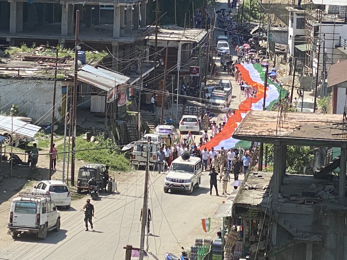 DC_Seppa's tweet photo. Students, ITBP, Administration &amp; Police join hands under the leadership of Hon’ble Minister Sh. Mama Natung and HMLA Sh. Tapuk Taku for the historic rally with 300ft long Tiranga in Seppa, East Kameng District #AzadiKaAmritMahotsav #HarGharTiranga https://t.co/kovi1bWhp0