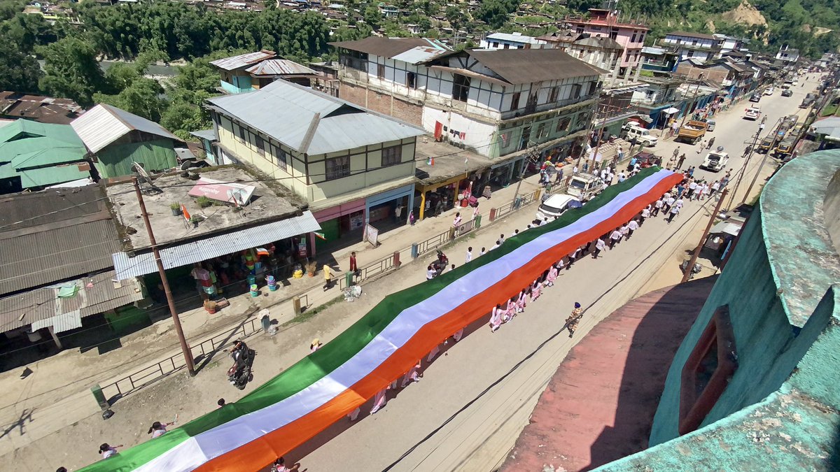 DC_Seppa's tweet photo. Students, ITBP, Administration &amp; Police join hands under the leadership of Hon’ble Minister Sh. Mama Natung and HMLA Sh. Tapuk Taku for the historic rally with 300ft long Tiranga in Seppa, East Kameng District #AzadiKaAmritMahotsav #HarGharTiranga https://t.co/kovi1bWhp0
