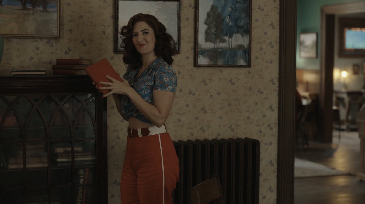 haleyobsession's tweet photo. d’arcy carden as greta gill. that’s it that’s the tweet. #LeagueOfTheirOwn https://t.co/ZQddBU37d4
