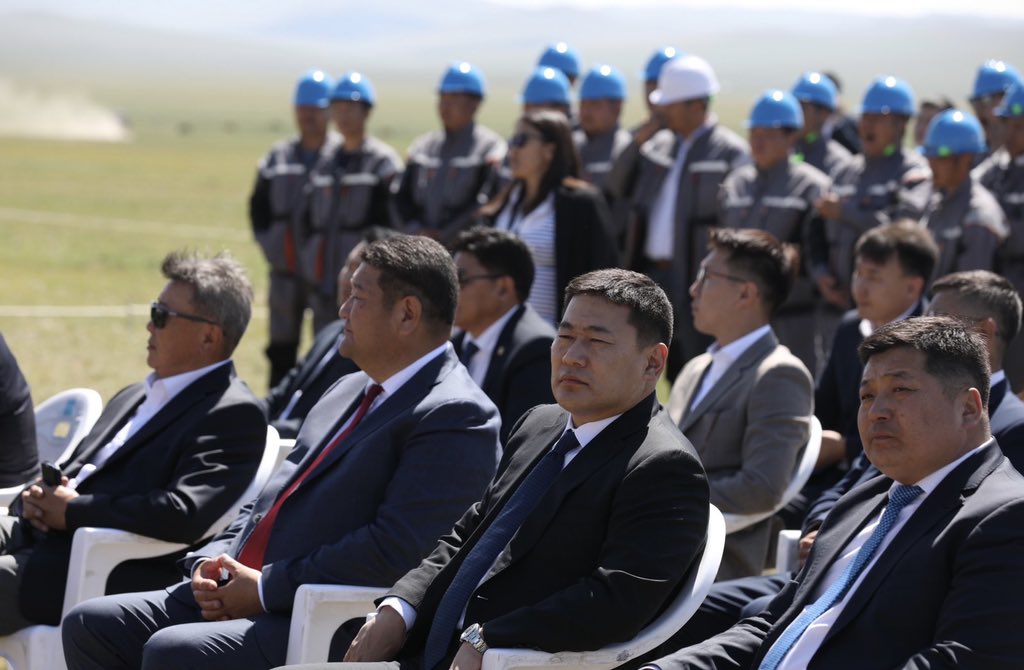 Шинэ сэргэлтийн бодлогын хүрээнд Хөшгийн хөндийд шинэ хот байгуулж,эдийн засгийн төрөлжсөн бүс байгуулах их бүтээн байгуулалтыг эхлүүлж байна.

Өнөөдөр шинэ суурьшлийн бүсийн дэд бүтцийн ажил эхлэв. Нээлтэд  Ерөнхий сайд Л.Оюун-Эрдэнэ, УИХ, ЗГ-ын гишүүдийн хамт оролцож байна.