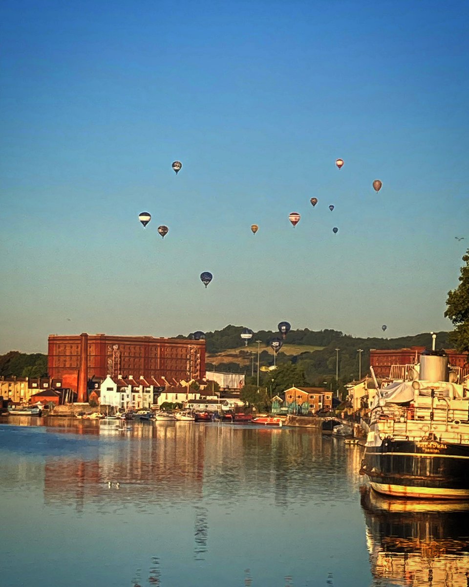 JonCraig_Photos's tweet photo. Good morning @bristolballoon 🥰😍🥰😍so far away but such a beautiful sight to see, each and every time :) #BristolBalloon #BalloonFiesta #Bristol #VisitBristol #VisitSomerset #InternationalBalloonFiesta #MassAscent https://t.co/lqvNueqBjW
