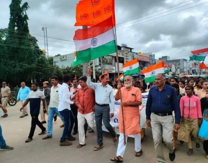 afsarkodlipet's tweet photo. ರಾಷ್ಟ್ರಧ್ವಜ ಸಂಹಿತೆಯನ್ನು ಉಲ್ಲಂಘಿಸಿ, ರಾಷ್ಟ್ರಧ್ವಜಕ್ಕೆ ಅಪಮಾನ ಮಾಡಿ #RSS ಮನಸ್ಥಿತಿಯ ಅನಾವರಣ ಮಾಡಿರುವ @BCNagesh_bjp ಮೇಲೆ ದ್ವಜಸಂಹಿತೆ ಉಲ್ಲಂಘನೆಯ ಕೇಸ್ ಹಾಕಿ ಕ್ರಮ ಕೈಗೊಳ್ಳಲು @SPTumkur ರವರಲ್ಲಿ ಆಗ್ರಹಿಸುತ್ತೇನೆ. ಒಬ್ಬ ಶಿಕ್ಷಣ ಮಂತ್ರಿಯಾಗಿ ರಾಷ್ಟ್ರಧ್ವಜಕ್ಕೆ ಅಪಮಾನ ಎಸಗಿರುವುದು ಅಕ್ಷಮ್ಯ
@prajavani
@varthabharati https://t.co/NEXoY4yeMI