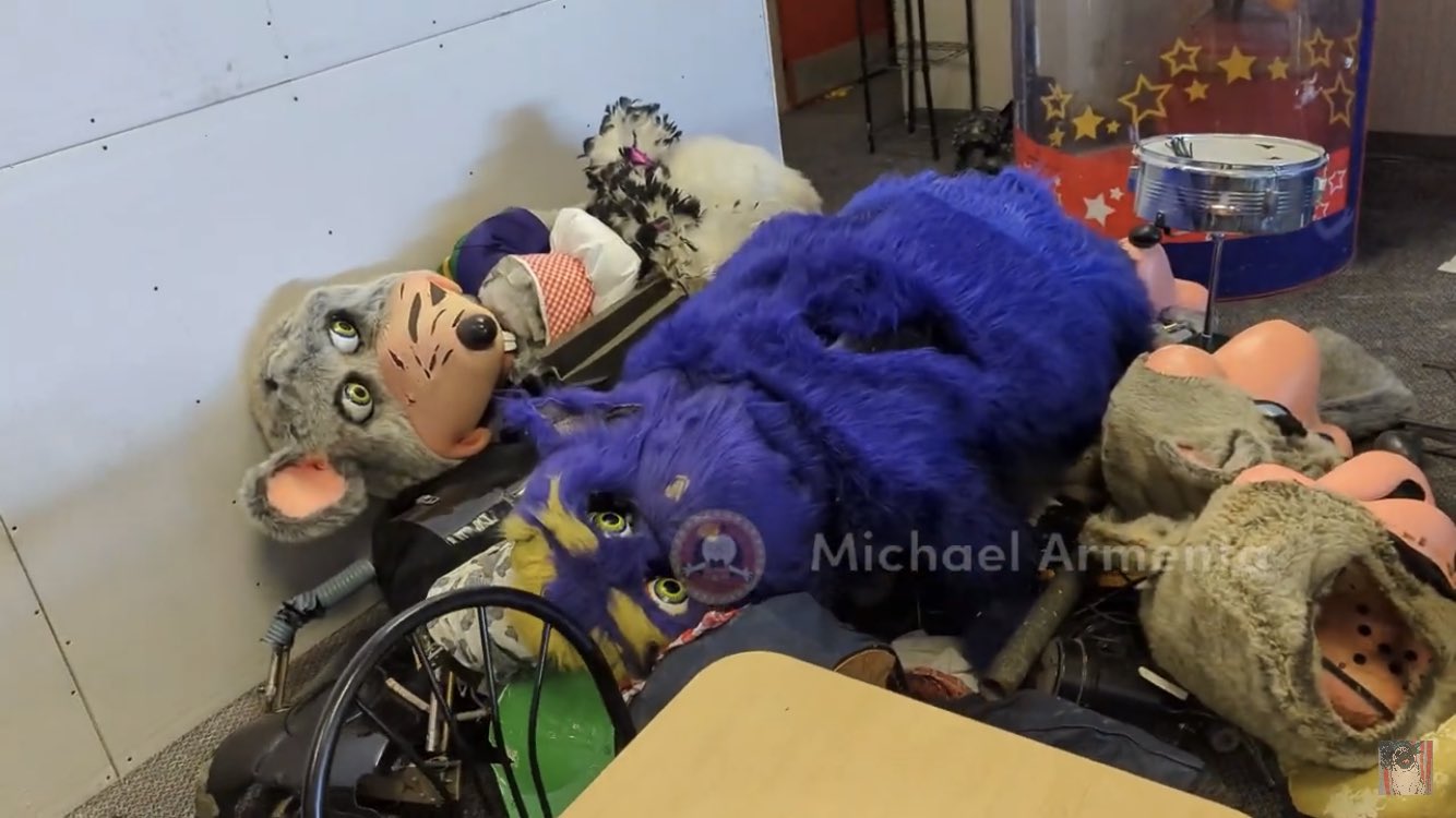 CapCut_chuck e cheese's animatronic destroyed