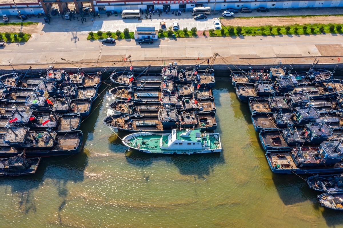 TouchShandong's tweet photo. Feast your eyes with these #fishingboats docking peacefully at the 3fishing harbor of Haiyuan Village, in #Rizhao, E China’s #Shandong province as the coastal waters are still under fishing #moratorium. #MyhometownisShandong  #shandongimplement #shandongstory https://t.co/OxotnNjsHf