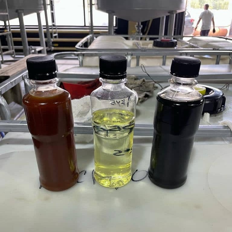GlobecoreCom's tweet photo. #globecore_technology

The result of the CMM-6RL transformer oil regeneration unit work. Transformer oil before and after regeneration.

#powertransformer #transformer #transformeroil #oil #oilregeneration #oilpurification #transformerservice #electricalengineering #energy https://t.co/H4M73XWbRa
