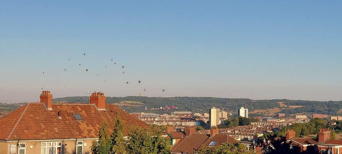 Wonderful living in Bristol.Balloons are glorious this year.  Shame they're going the other way from Knowle #BalloonFiesta