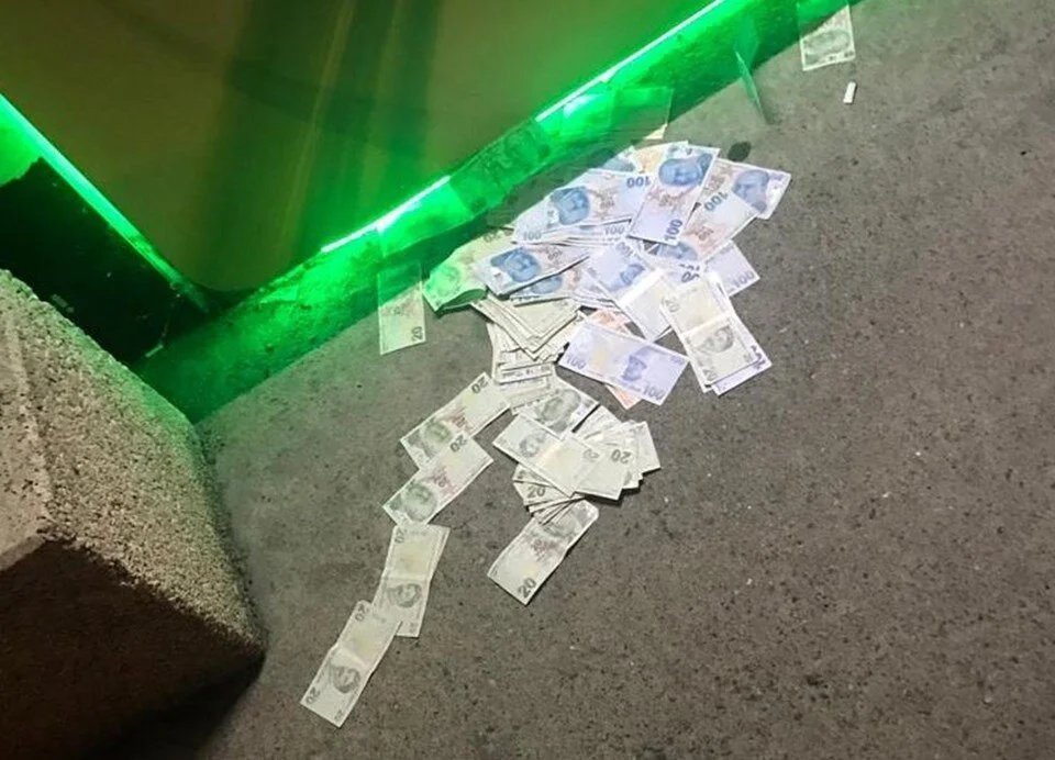 Zonguldak'ta bir vatandaşın ATM'ye kapasitesinin üzerinde para yüklemesi sonucu fazla para sokağa saçıldı.