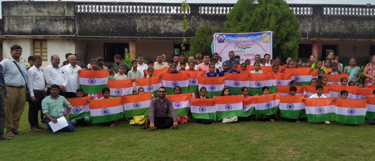 AdcDahod's tweet photo. #HarGharTiranga 
On the occasion of Azadi Ka Amrit Mahotsav, taluka level art competition was celebrated at Vadela, Ashramshala Limkhedha on 10 August 2022

All participating students were given national flag and certificates

Team Piramal got chance to be a part of this event https://t.co/bcUgBnIJlX