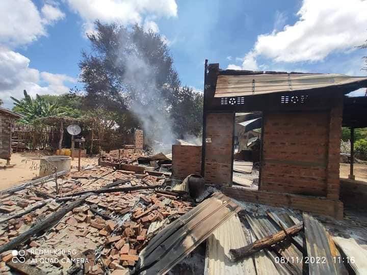 hanny_2004s's tweet photo. Over 10 residential properties were burnt down by junta soldiers in their raid to Pantinetaw village, southern Myaing tsp, Magway division this morning.  #2022Aug12Coup #CrimesAgainstHumanity #WhatsHappeningInMyanmar https://t.co/VPpWNW2162