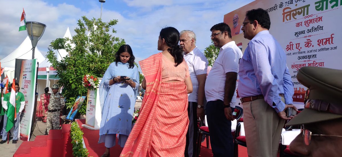 LucknowDivision's tweet image. आज दिनांक 12.08.2022 को आज़ादी के अमृत महोत्सव कार्यक्रम के अंतर्गत 1090 चौराहे पर नगर निगम द्वारा आयोजित तिरंगा यात्रा में प्रतिभाग किया। @CMOfficeUP @UPGovt @InfoDeptUP #AmritMahotsav 
#MainBharatHoon
#TirangaAnthem