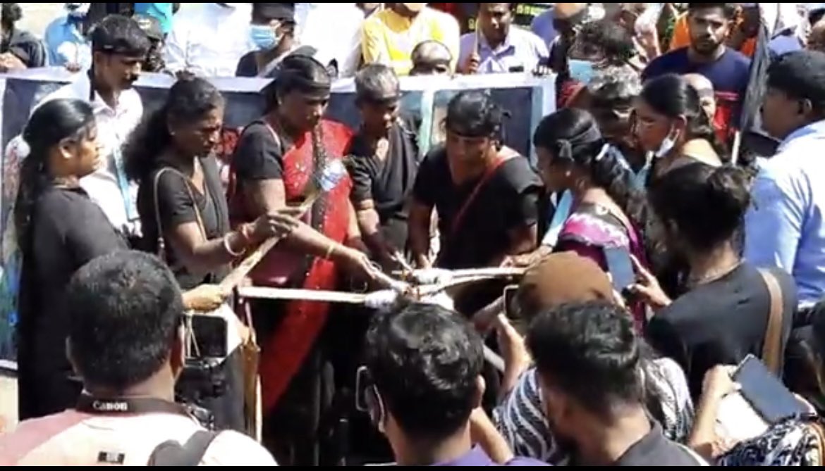 _outisk's tweet photo. “மண்ணுக்காவும் மக்களுக்காகவும் மரணித்த மாவீரர்களுக்காகவும் அதன்பால் படுகொலை செய்யப்பட்ட அப்பாவி மக்களுக்காகவும் எம் தலைவனை நெஞ்சில் நிறுத்தி” இன்று கிளிநொச்சியில் வலிந்து காணாமல் ஆக்கப்படவர்களுக்காக நியாயம் கோரி போராட்டம் நடைபெறுகிறது!
#Protest #SriLanka #JusticeForDisappeared https://t.co/iRpIAgoHoC