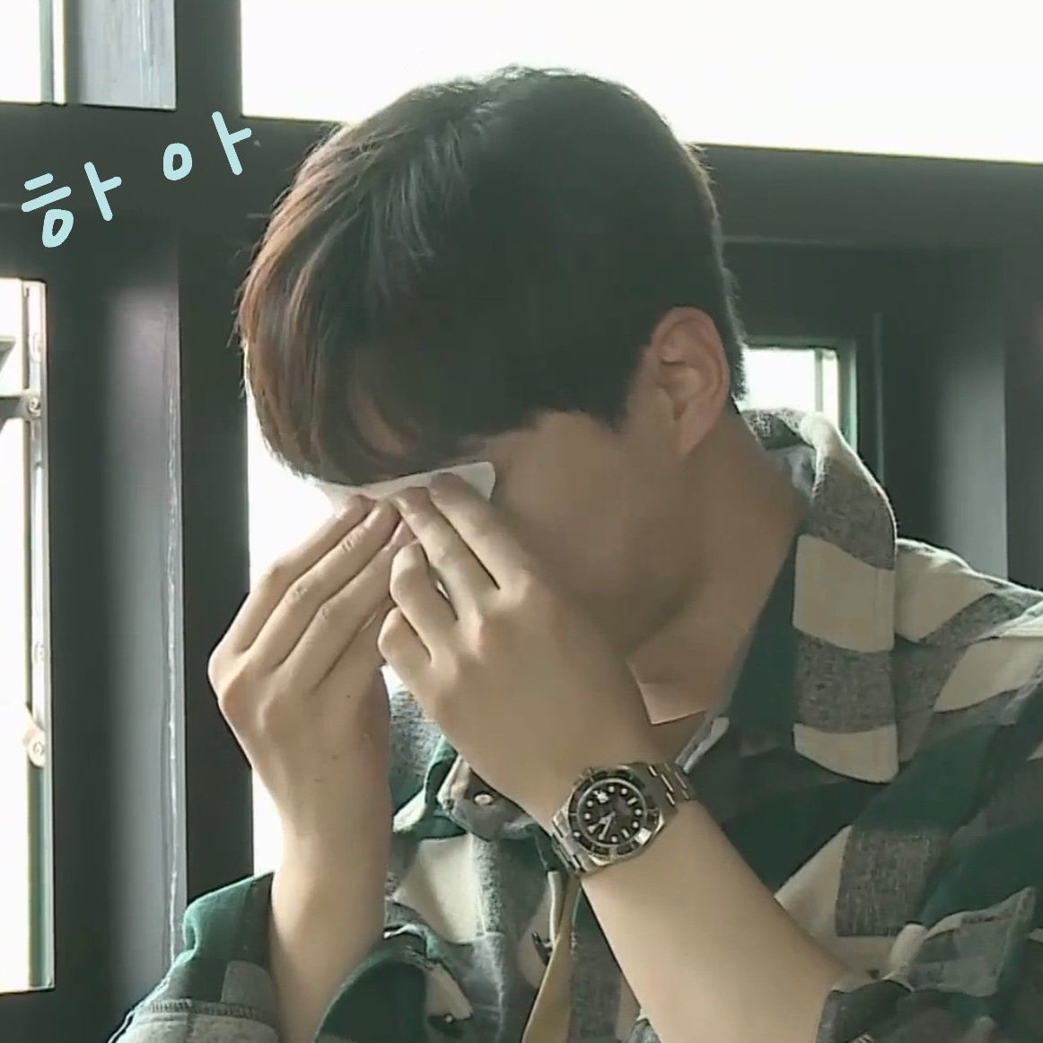 jazzstorm4842's tweet photo. 제발요😥😥
현장에서 응원봉 받아서 굿즈 픽업장소에 잠시 응원봉을
두었어요.3번부스 근처입니다. 주우신분 제발 디엠 주세요
ㅠㅠ https://t.co/uPnJB6w6NQ