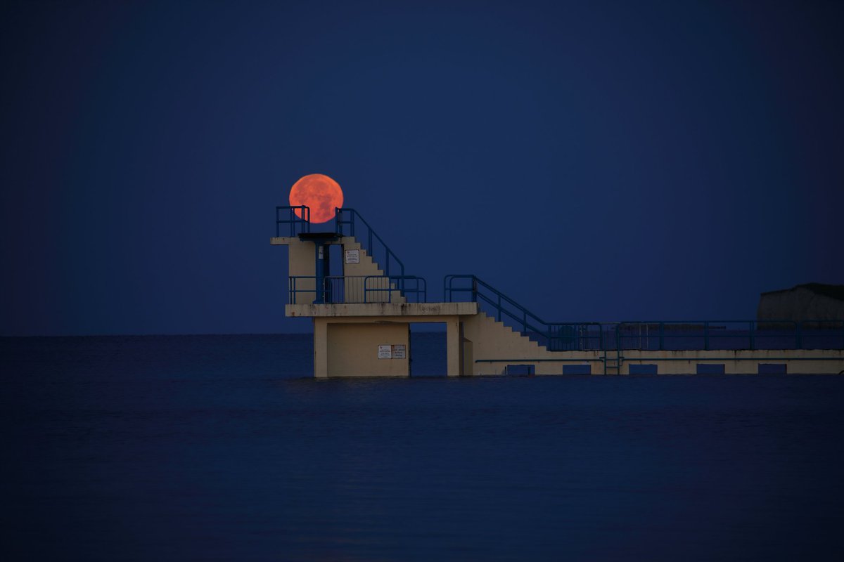 ZhangChaosheng's tweet photo. Full moonset over Galway Bay this morning https://t.co/3u1eKzuYDa