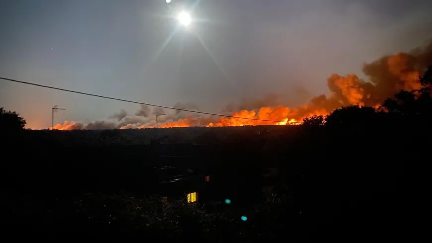 StevenTual_off's tweet photo. #Météo #Bretagne #Incendie 🔥 La forêt de Brocéliande est en feu. 😞
📸 @bleuarmorique https://t.co/dtHTp1jp6s