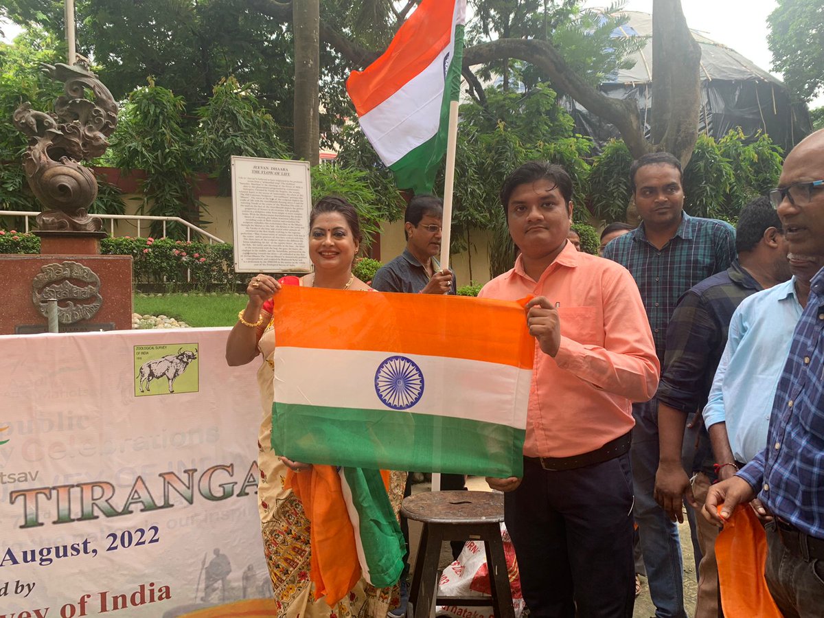 Zoological Survey of India,Kolkata @ZoologicalI celebrates #HarGharTiranga campaign on the auspicious occasion of #AzadiKaAmritMahotsav #IndiaAt75.🇮🇳The National Flags🇮🇳 were distributed by The Hon'ble Directer Madam @DhritiZSI to all the staff & Research scholars of ZSI.@moefcc