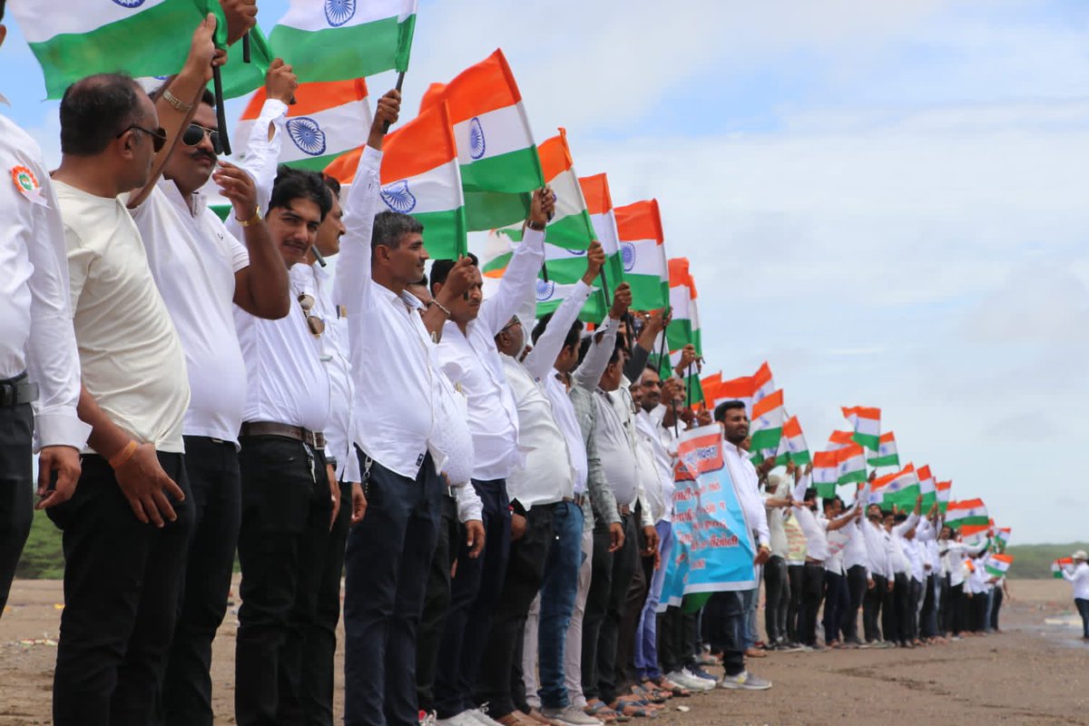 દેવાધિદેવ નિષ્કલંક મહાદેવનાં દ્વારે ભાવનગર જિલ્લાના તમામ તલાટી કમ મંત્રી દ્વારા તીરંગા યાત્રા યોજીને  દરિયા કિનારે સફાઇ કરી પોતાનો અનોખો વિરોધ નોંધાવ્યો. ભગવાન મહાદેવ ને પ્રાથના કે સરકાર સત્વરે તલાટી મંત્રી નાં પ્રશ્નો નું સુખદ નિરાકરણ લાવે
#सचिवजीहड़तालपेहै 
<a href="/GRTMM1/">ગુજરાત રાજ્ય તલાટી મંત્રી મહામંડળ (OFFICIAL)</a>
