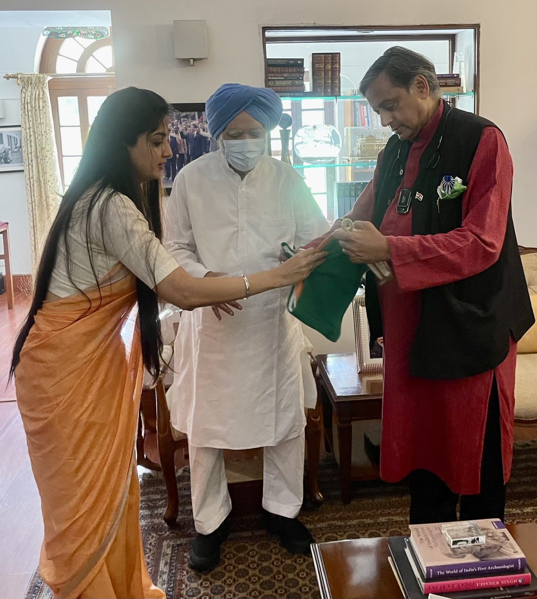ShashiTharoor's tweet photo. Proud to join handloom activist ⁦@poonamkaurlal⁩ in presenting a khadi tiranga to former PM Dr ManmohanSingh today. It will fly in his home August15 to mark #IndiaAt75, a reminder of the seminal role of khadi in the freedom struggle, in an era of polyester flags from China. https://t.co/ZeGZTUUPW3
