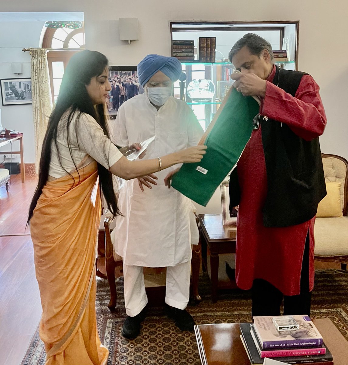 ShashiTharoor's tweet photo. Proud to join handloom activist ⁦@poonamkaurlal⁩ in presenting a khadi tiranga to former PM Dr ManmohanSingh today. It will fly in his home August15 to mark #IndiaAt75, a reminder of the seminal role of khadi in the freedom struggle, in an era of polyester flags from China. https://t.co/ZeGZTUUPW3