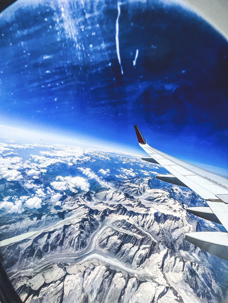 BJY_2152's tweet photo. Morning All, #FridayIsUponUs 🌞 is out &amp; all weekend to; Wherever you’re have a #GreatOne, #EnjoyLife &amp; #AlwaysLookForward ✌️🤝Amazing pics yesterday whilst ✈️✈️home as we went Over the #Alps 🏔 ✌️ https://t.co/quiWHsDm4j