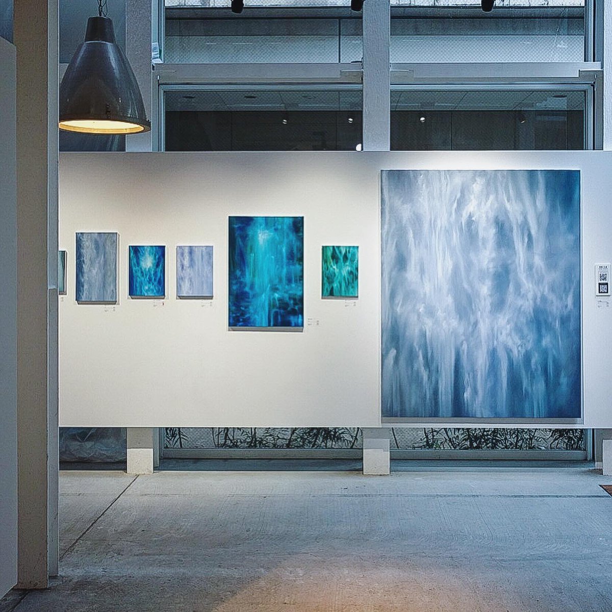 8/5-8/21 の会期で<a href="/what_cafe/">WHAT CAFE</a> にて、髙屋永遠の新シリーズ「Inevitable Innocence / 不可避の無垢」から11作品を展示しております。写真: 石川博也