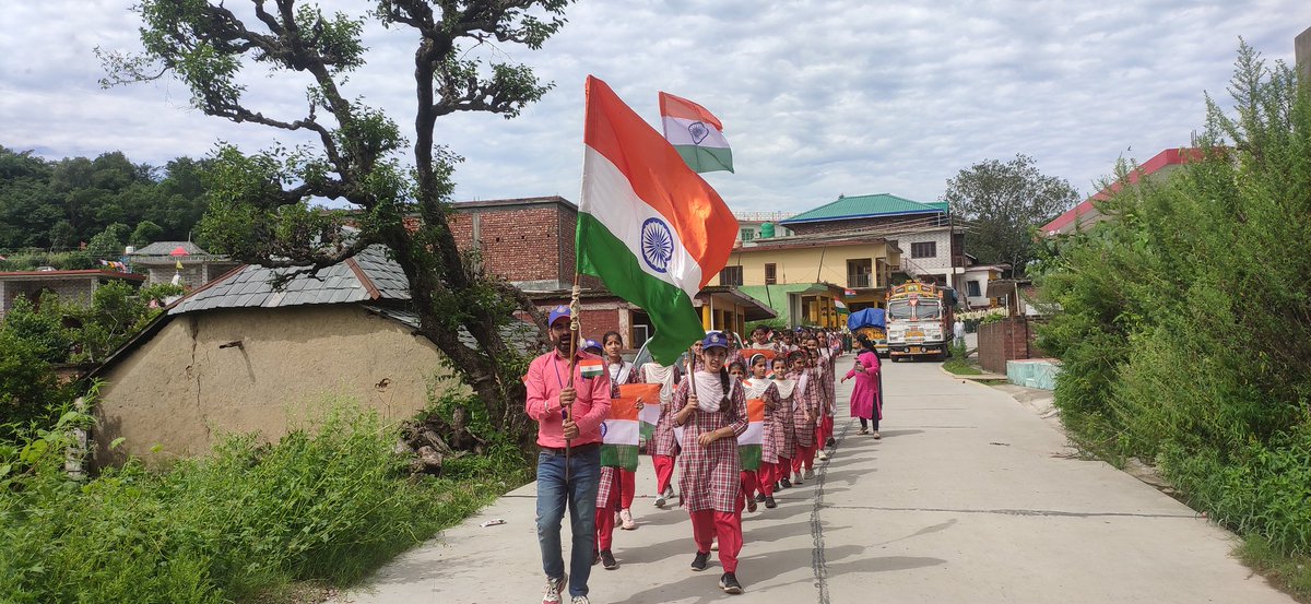 आजादी का अमृत महोत्सव पर राजकीय वरिष्ठ माध्यमिक विद्यालय लगड़ू के विद्यार्थी व स्वयंसेवक तिरंगा रैली निकालते हुए।