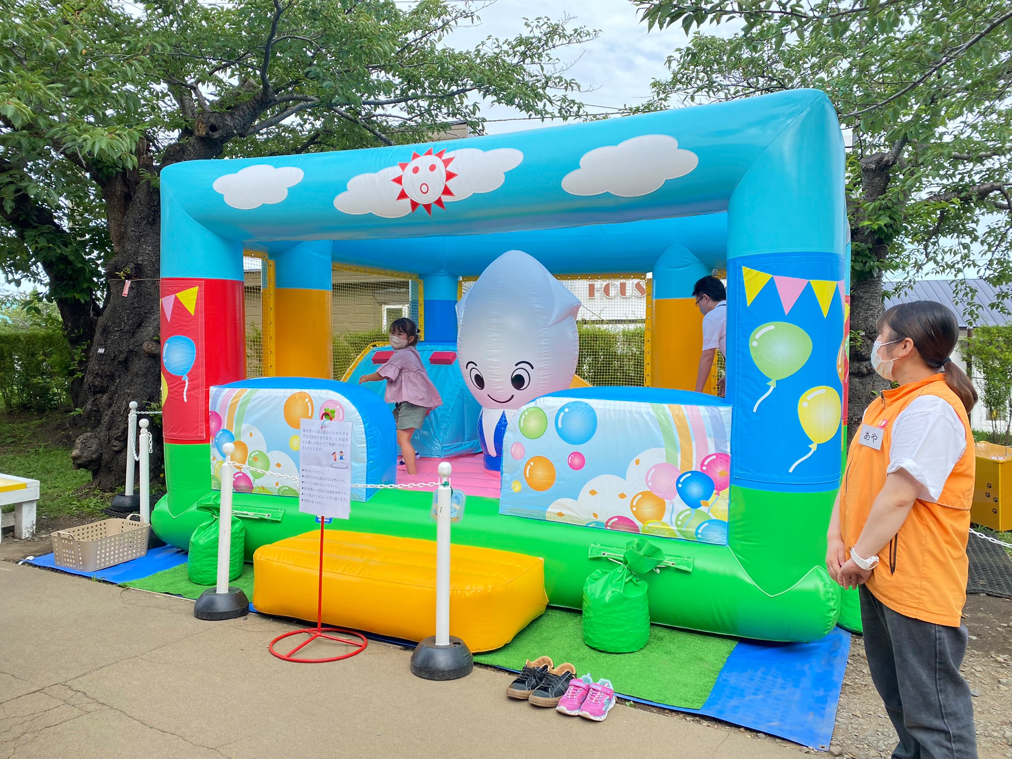 南部 光昭 第九代mr 土方 Rt Hk Kodomonokuni ふわふわランド登場 8月2日から函館公園 こどものくに に 8年ぶりに新遊具が仲間入りしました 子供達が大好きなふわふわを 完全オリジナルデザインで 函館ならではのイカのパンチングを設置しま
