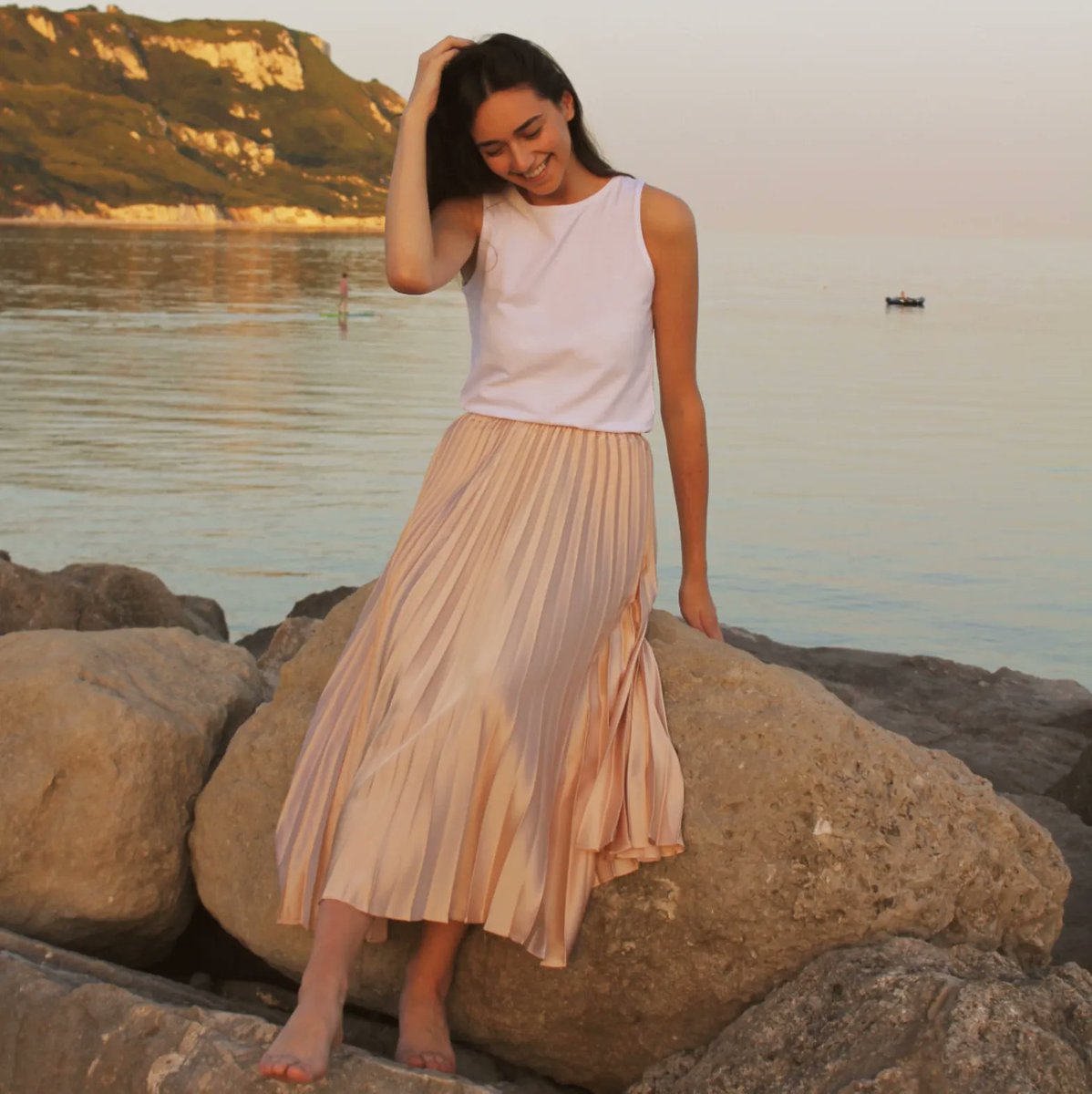 FoxyByDesign's tweet photo. Our Lily skirt is quite simply divine! The beautiful pleated detail and luxurious champagne colour has a certain 1950’s movie star quality about it, and will have you feeling like the new leading lady! #foxybydesignuk #womensboutique #boutique #longskirts #moviestar https://t.co/YPOdTRtn6f