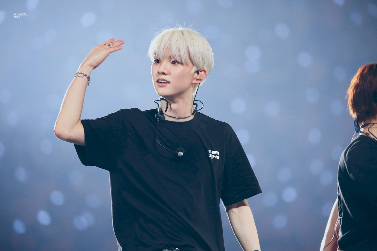 20220807 #THEBOYZ #더보이즈 #Q #큐 

일어나라는 몸짓을 왜 이렇게 초롱초롱 예쁘게 해,,