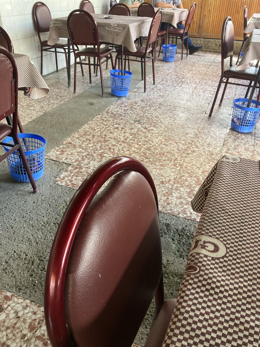 Kijk toch wat handig. In dit theehuis heeft elk tafeltje zn eigen prullenbak. Kan niet wegwaaien