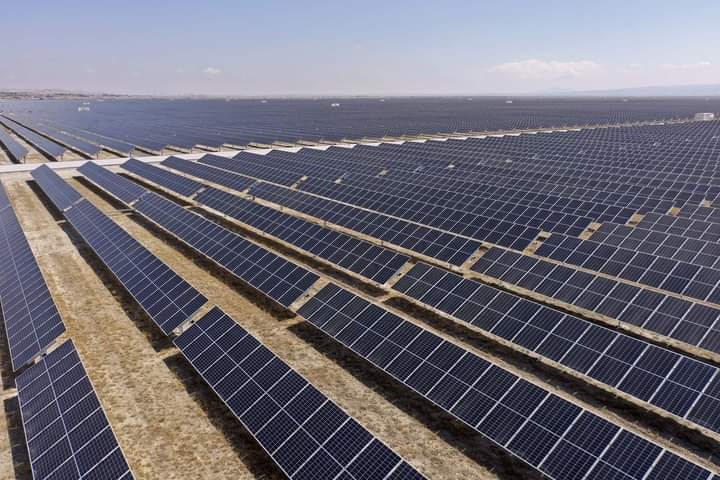burası konya Karapınar da bulunan devasa güneş enerjisi ile elektrik üretimi yapılıyor sıfır maliyetle saraya yakın medya günlerce gündeme getirdi şu kadar kilovat elektrik üretimi yapılıyor diye.. akp hükümeti bu devasa sıfır maliyetle olan tesisi Araplara sattı