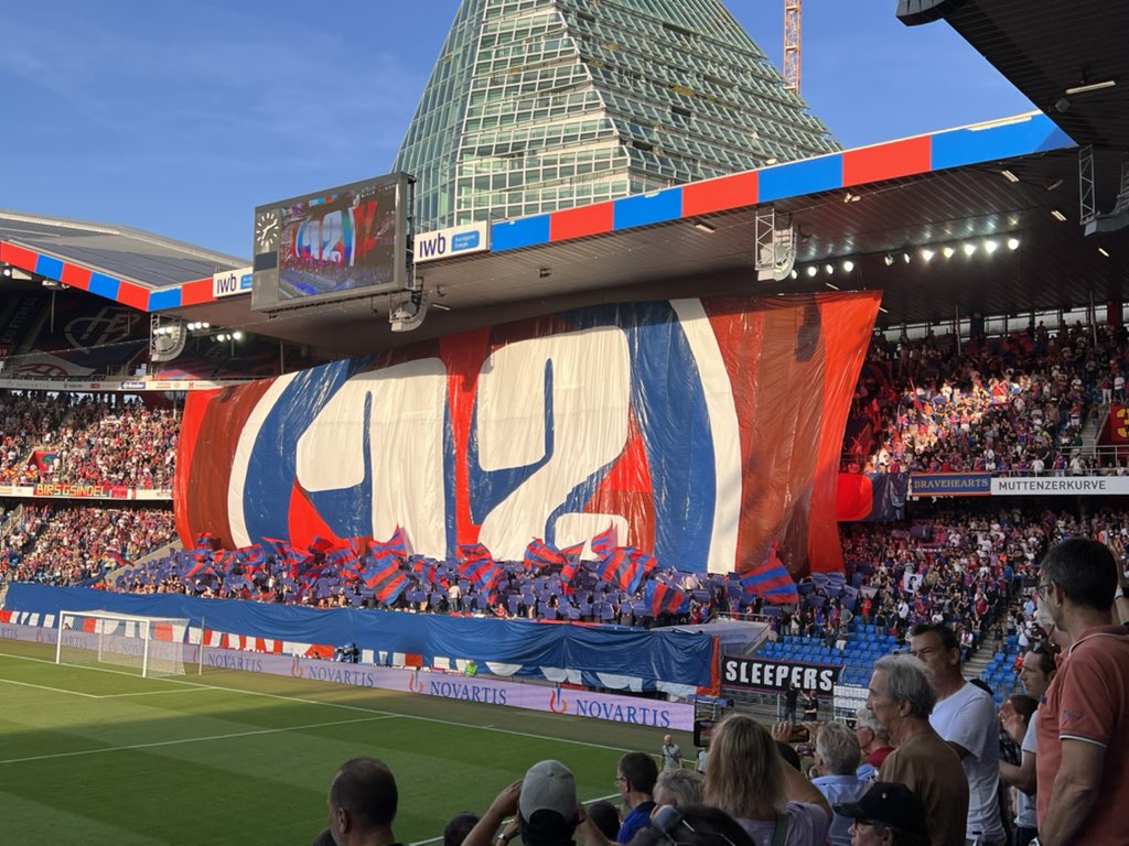 FCBasel_Italia's tweet photo. L'impressionante coreografia di ieri della Muttenzerkurve.

CON LE SPALLE AL MURO

CON IL MURO ALLE SPALLE
(la curva che spinge) 

#rotblaulive🔴🔵
#ForzaBasilea 💪🏻
#Basilea #UECL #FCBBIF
📸 @tilman_p https://t.co/DYjqXmTUFK
