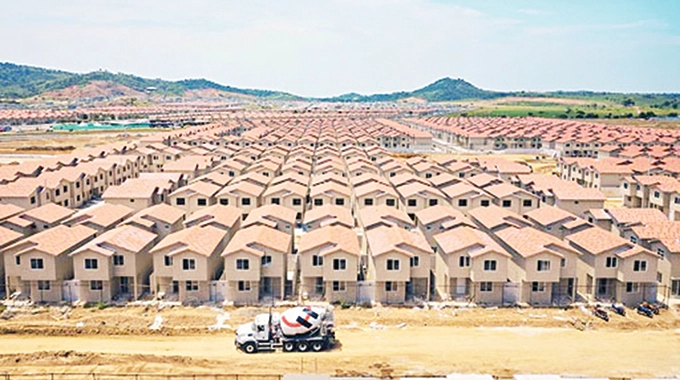 GuardianZim's tweet photo. Zim on course to meet 225 000 houses target https://t.co/zlNXLEQkIE https://t.co/ZN0qlNBbbk