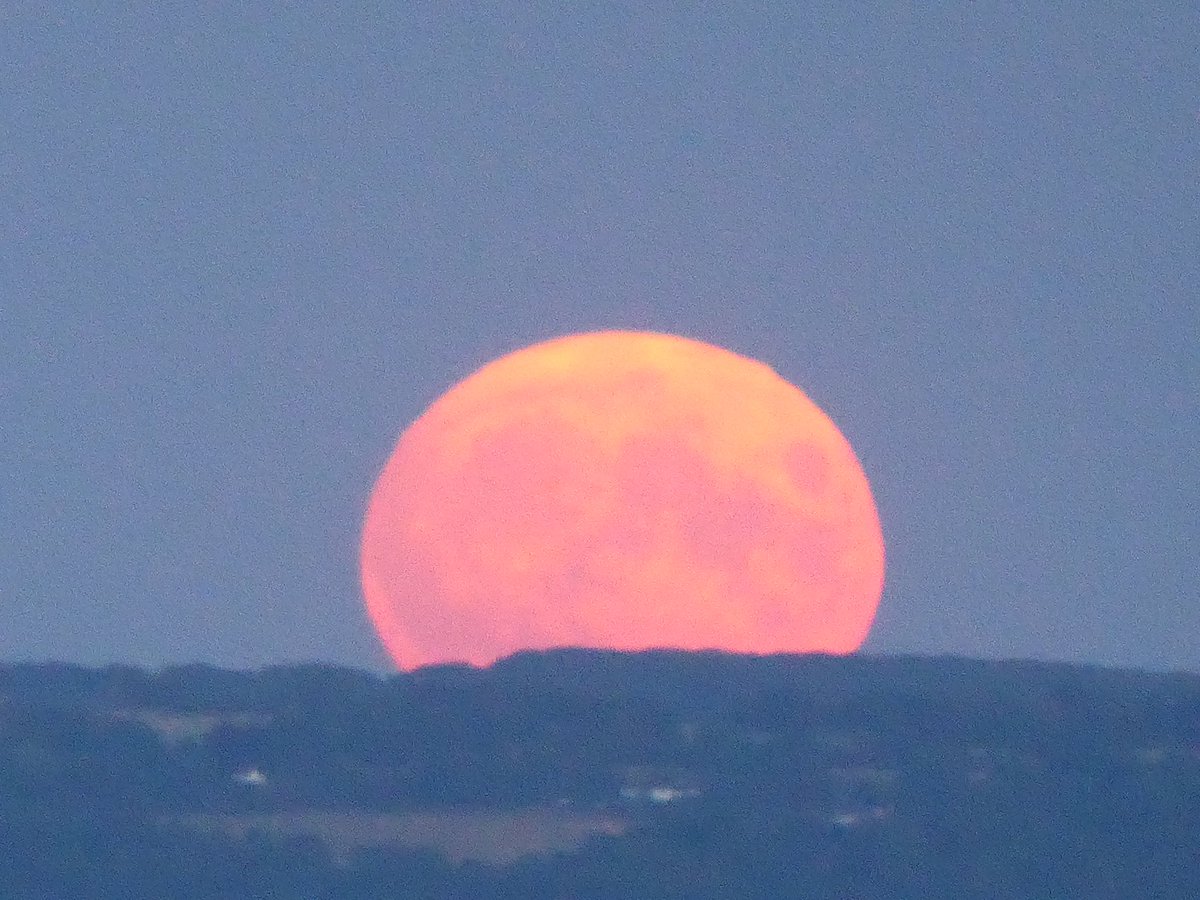 reddressru's tweet photo. @metoffice last night's emergence over the hill https://t.co/UWAWb2v6ls