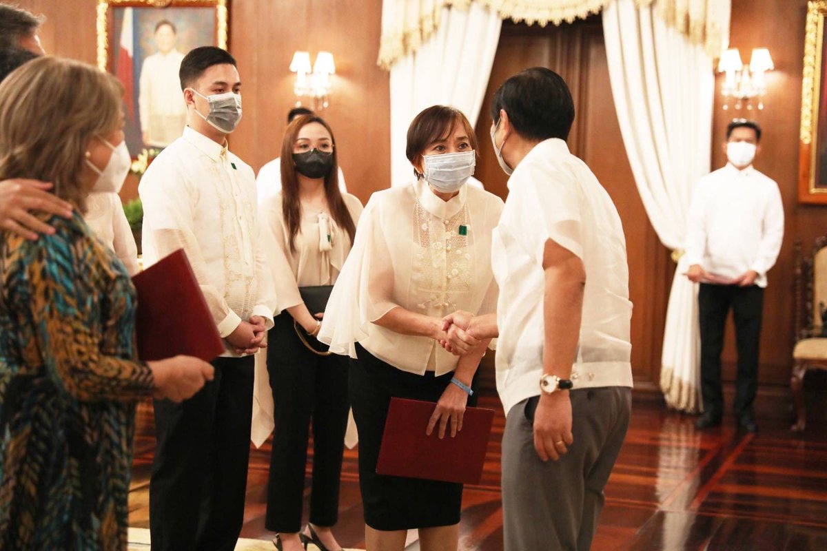 Pinangunahan natin ang panunumpa bilang lingkod-bayan ng ilan pang mga opisyal na tutulong sa pagtupad ng mga plano ng ating administrasyon.