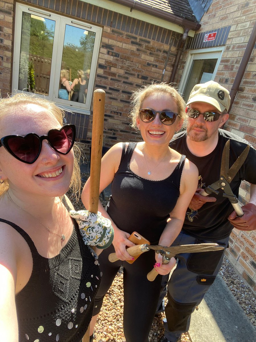 lucy_chaps's tweet photo. 📷 from volunteering yesterday @WfldHospice with @RSMUK’s marketing and communications team 🪴 🎨 ⚒️ 

Thank you to the staff and patients for making us feel so welcome — we really enjoyed our day and hope to return again in the near future 💚 

#LifeAtRSM https://t.co/qIUi8c1qJX