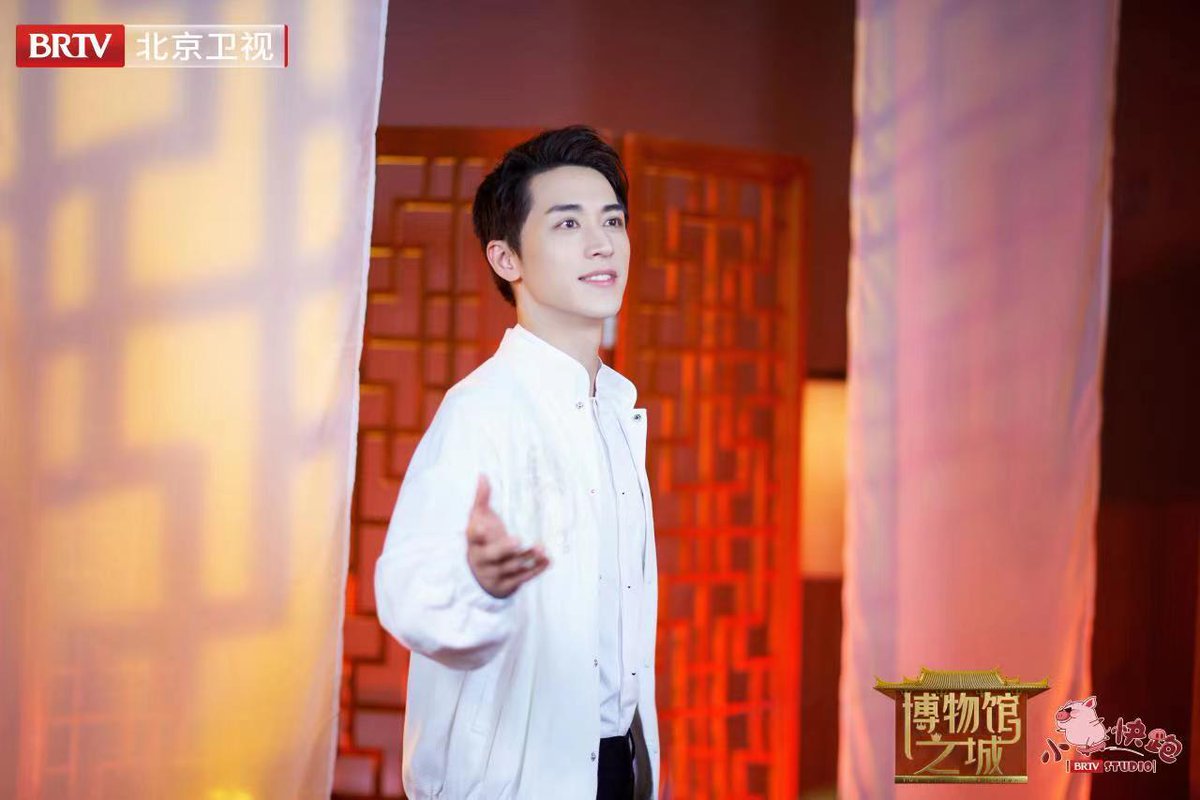 xtimeofmylife2's tweet photo. New stills of #xuweizhou for tonight's episode of 《博物馆之夜》

#timmyxu #许魏洲 https://t.co/Sty8eGYwWS
