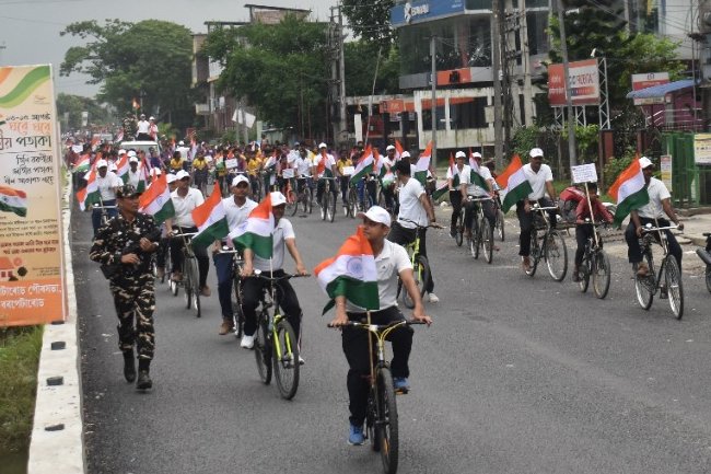 SSB_INDIA's tweet photo. On the occasion of #IndependenceDay2022, total 75000 #SSB personnel of field formations carried out 75 rallies covering 7500 kms across the country under the guidance of @sthaosen to encourage people to be a part of the #HarGharTiranga campaign.

@HMOIndia
@AmritMahotsav https://t.co/mDxLFg86Nw